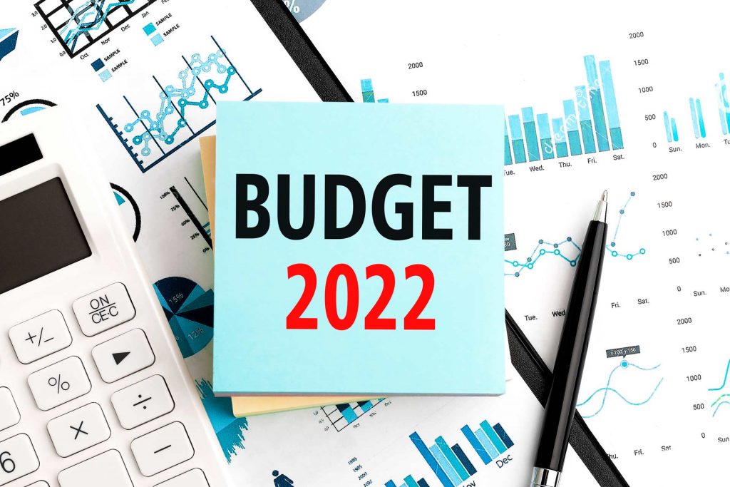 Budget 2022 written on post it note